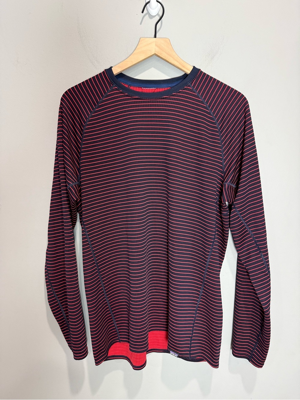 Patagonia Capilene Midweight Crew Men’s Large Navy Red Stripe 44426 SP19